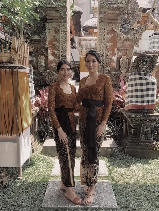 <p>Di sini, berpose dengan saudara perempuannya, Laksmi Shari terlihat mengenakan kebaya brokat berwarna kuning keemasan, dipadu dengan kain bermotif batik bernuansa hitam sebagai bawahan, dan selendang yang dililitkan di pinggang. Foto: Instagram.</p>