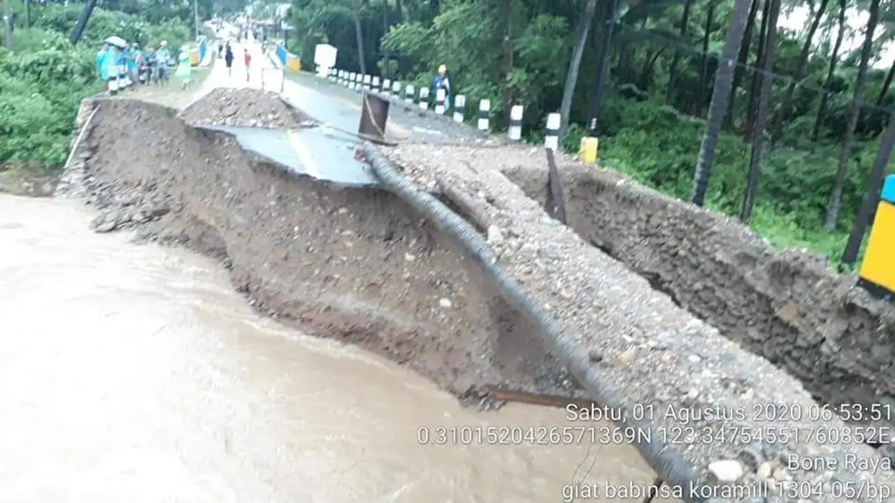 Jembatan Ambruk dan 20 Titik Longsor Putus Akses Jalan Trans Sulawesi. (Foto: Liputan6.com/Arfandi Ibrahim)