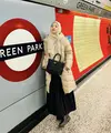 Gemar traveling, Natasha Rizky selalu hadir dengan tampilan outfit inspiratif. Kali ini, ia mengenakan long puff jacket berpadu rok pleats. Nuansa warna cerah hadirkan kesan ceria dalam bergaya. [Foto: Instagram/ Natasha Rizky]