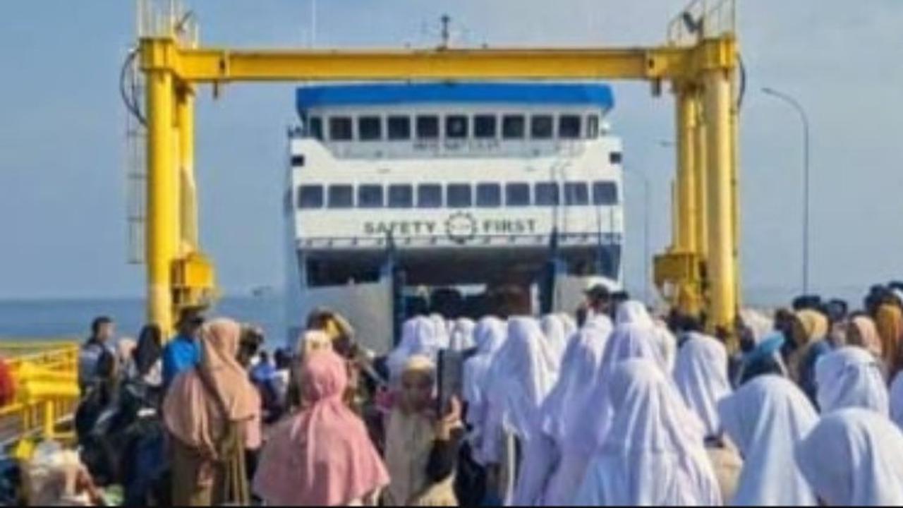 Ratusan santri dari sejumlah pondok pesantren di Kabupaten Situbondo Pulang kampung halamanya di Pulau Madura menjelang puasa melalui Pelabuhan Jangkar  (Istimewa)