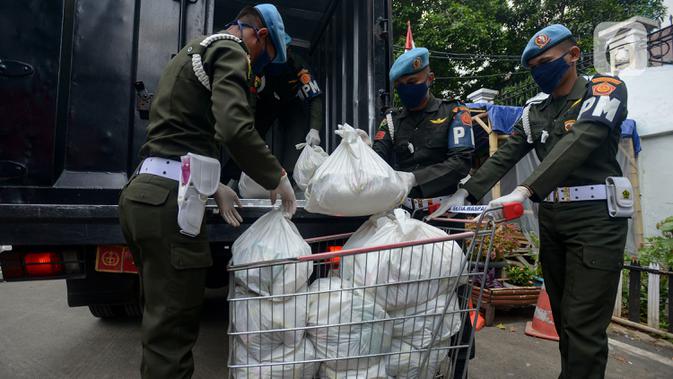 Anggota Paspampres saat memberikan sembako di Kawasan Mako Paspampres,Jakarta, Rabu (15/4/2020). Donor daran dan pembagian sembako sebagai bentuk kepedulian kemanusian di tengah pandemi virus COVID-19. (merdeka.com/Imam Buhori)