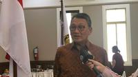 Menteri Energi dan Sumber Daya Mineral (ESDM) Arifin Tasrif memberikan penjelasan mengenai kendaraan listrik, di kantornya, di Jakarta, Jumat (23/12/2022).