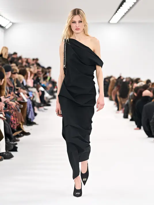 Williams menambahkan elemen khusus yang segar untuk busana khusus perempuan. Dengan jahitan hitam di bagian pinggang, beberapa di antara article dalam koleksi ini dibuat di atelier couture. Foto: Document/Givenchy.