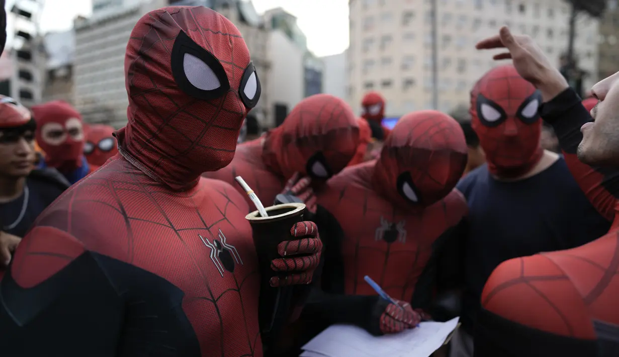Mereka bertujuan memecahkan rekor dunia untuk jumlah orang terbanyak yang mengenakan kostum superhero Marvel tersebut dalam satu acara publik. (AP Photo/Rodrigo Abd)