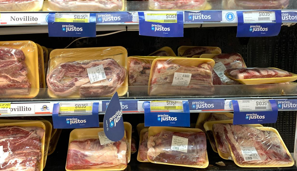 <p>Di pasar-pasar, toko-toko, dan rumah-rumah di Argentina, dampak kenaikan harga-harga sangat terasa karena salah satu tingkat inflasi tertinggi di dunia ini membebani dompet masyarakat.&nbsp;(Photo by STRINGER / AFP)</p>