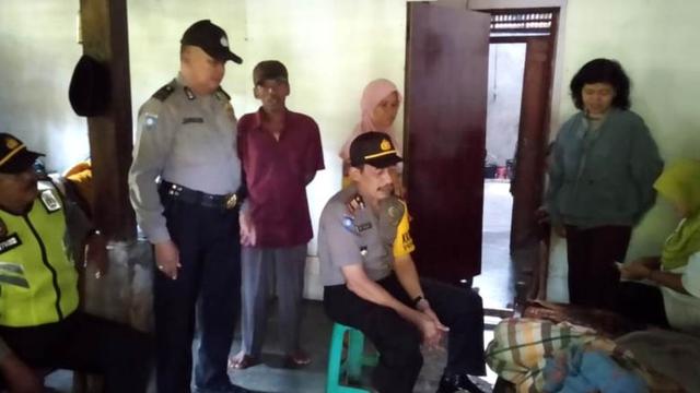 Nenek Sainem tergolek lemah lantaran sakit dan tak bisa merawat empat anaknya yang lumpuh. (Foto: Liputan6.com/Polres Kebumen/Muhamad Ridlo)