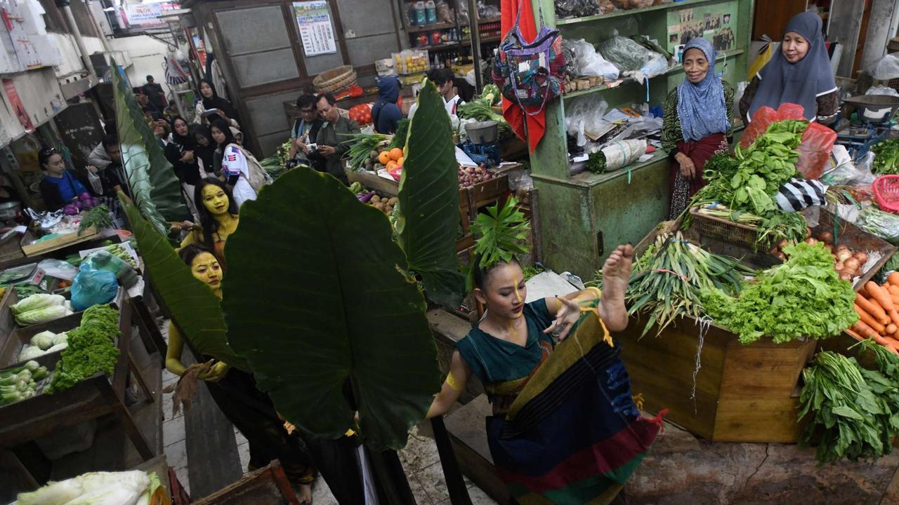 Aksi penari tampil di tengah pasar tradisional