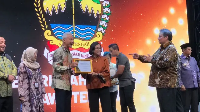 Menteri Koordinator Bidang Perekonomian Airlangga Hartarto memberikan Anugerah KUR Award dan Penyaluran KUR untuk UMKM di Pos Bloc, Gedung Filateli, Rabu (9/8/2023). (Tira/Liputan6.com)
