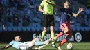 Pemain depan Celta Vigo, Santi Mina (kiri) menjegal gelandang Atletico Madrid, Saul Niguez selama pertandingan La Liga Spanyol di stadion Balaidos di Vigo (15/8/2021). Atletico Madrid menang tipis atas Celta Vigo 2-1 berkat dua gol Correa. (AFP/Miguel Riopa)