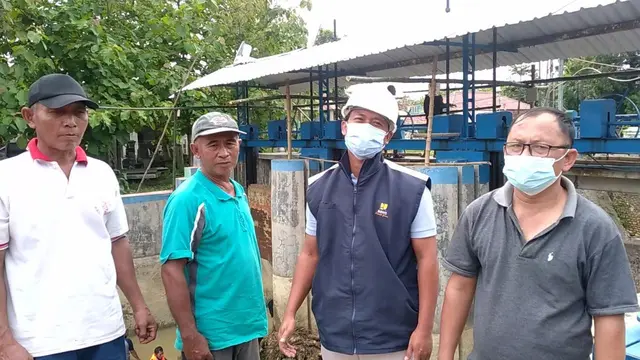 Saat pihak Pemerintah Kelurahan Jepon  dan pihak DPUPR Kabupaten Blora, serta masyarakat sekitar lokasi bendungan kali Kidangan Jepon diwawancarai awak media. (Liputan6.com/Ahmad Adirin)