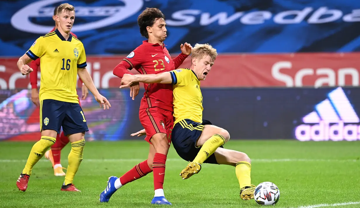 Penyerang Portugal, Joao Felix, berebut bola dengan bek Swedia, Filip Helander, pada laga UEFA Nations League di Stadion Friends Arena, Rabu (9/9/2020) dini hari WIB. Portugal menang 2-0 atas Swedia. (AFP/Jonathan Nackstrand)