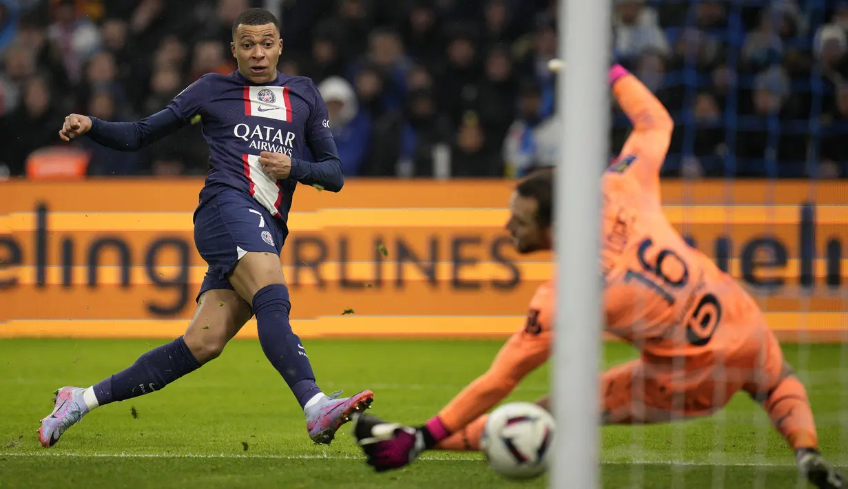 Pemain PSG, Kylian Mbappe mencetak golnya ke gawang Marseille bersama Lionel Messi pada laga lanjutan Liga Prancis 2022/2023 yang berlangsung di Velodrome Stadium, Jakarta, Senin (27/02/2023) dini hari WIB. Les Parisiens menang dengan skor 3-0.