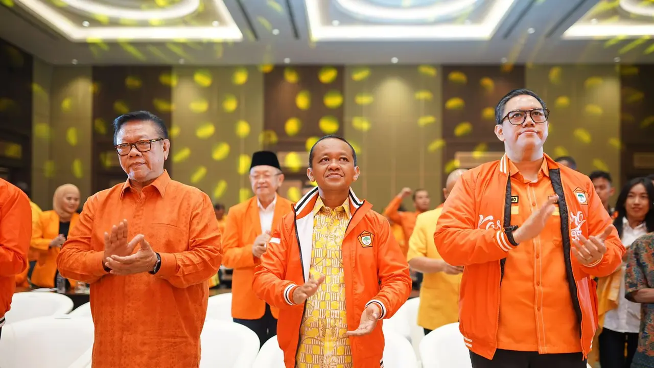 Ketua Umum DPP Partai Golkar Bahlil Lahadalia (tengah) dan Ketua Umum PPK Kosgoro 1957 Dave Laksono (kanan) (Istimewa)