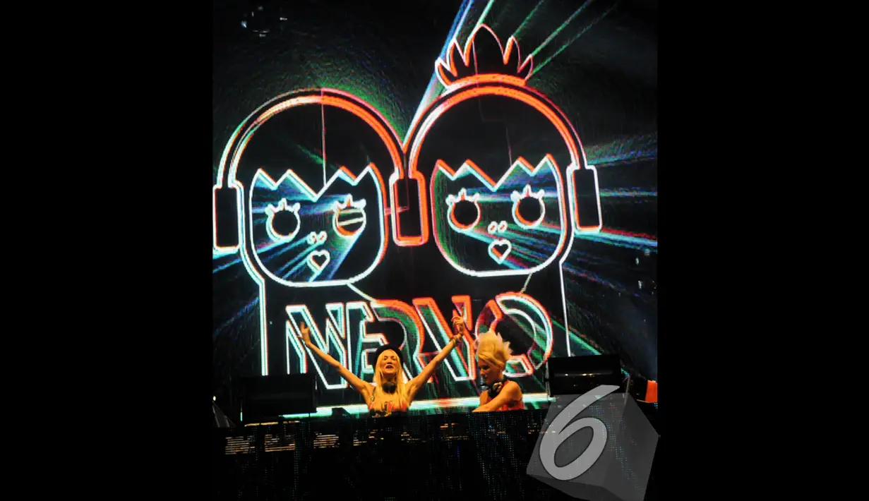  Aksi dua DJ dari luar negeri menambah malam pagelaran DWP (Djakarta Warehouse Project) 2014 semakin panas, JIExpo Kemayoran, Jakarta, Sabtu (13/12/2014). (Liputan6.com/Faisal R Syam)