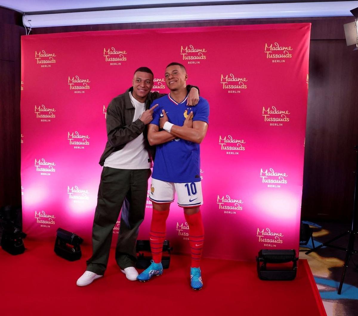 Pemain Timnas Prancis, Kylian Mbappe berpose dengan patung lilin barunya saat  Peresmian Patung Lilin Kylian Mbappe di Molitor Hotel, Paris, Prancis 16 Mei 2024. Foto: REUTERS / Gonzalo Fuentes