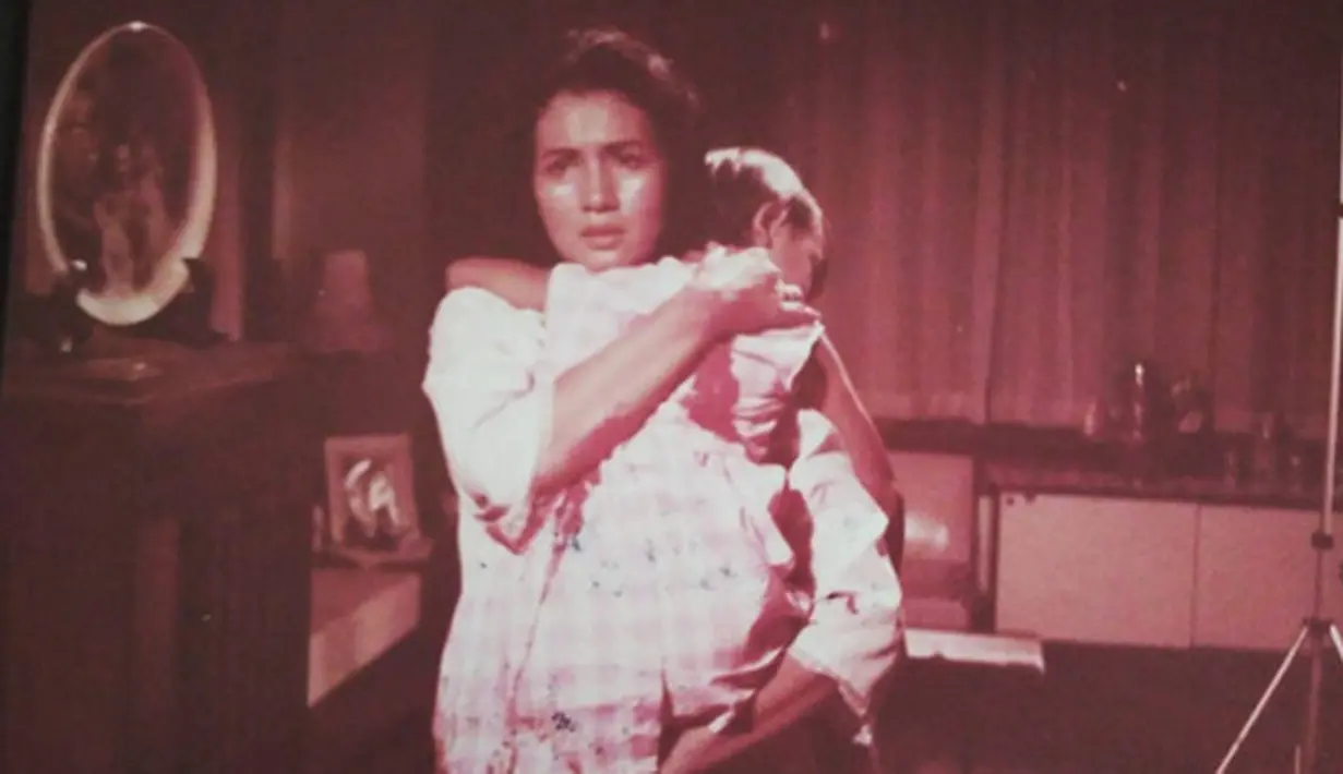 Dewi yang juga merupakan artis senior itu lantas berbagi cerita terkait pembuatan film Pengkhianatan G30S/PKI di akun media sosialnya. Beberapa foto-foto diunggah saat sang ibu menjalani syuting film tersebut. (Instagram/dewiirawan13)