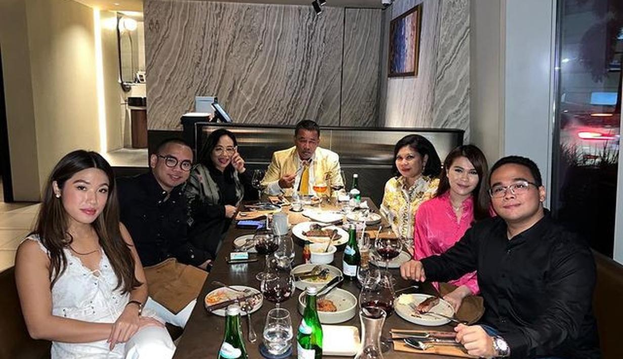Foto lain menampilkan Hotman Paris dan keluarga berpose menghadap meja makan. Sebagai suami sekaligus kepala keluarga, ia memastikan istrinya hanya satu. Bukan baru satu. “Dinner keluarga di Ultah Notaris Agustianne Marbun SH MHum (istri satu satunya hotman paris) bukan baru satu,” ungkapnya. Belasan ribu orang mengirim tanda hati untuk unggahan manis ini. (Foto: Dok. Instagram @hotmanparisofficial)