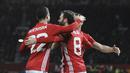 Pemain Manchester United, Juan Mata (kanan) merayakan golnya ke gawang Hull City bersama rekan-rekannya pada laga semifinal leg pertama PIala Liga Inggris di Old Trafford stadium, Manchester, (10/1/2017). MU menang 2-0. (AP/Rui Vieira)