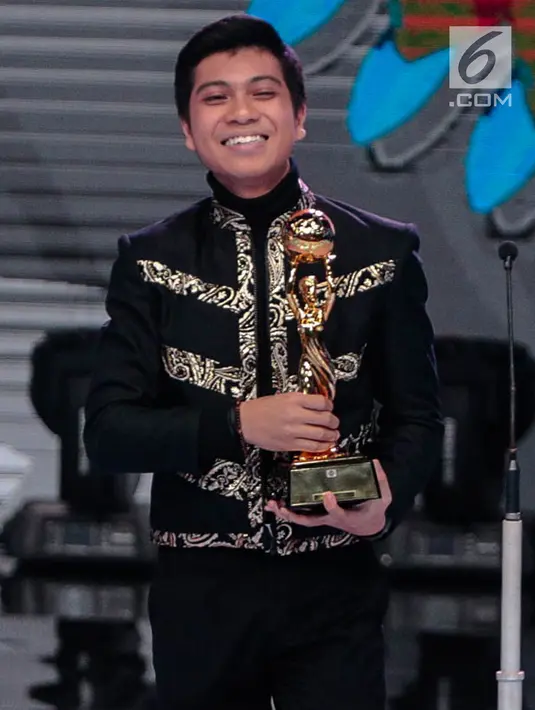 Senyum Randa LIDA (Liga Dangdut Indonesia) saat memperoleh penghargaan kategori penyanyi dangdut pendatang baru pria terpopuler dalam Indonesian Dangdut Awards 2018 di Studio 5 Indosiar, Jakarta, Jumat (12/10). (Liputan6.com/Faizal Fanani)
