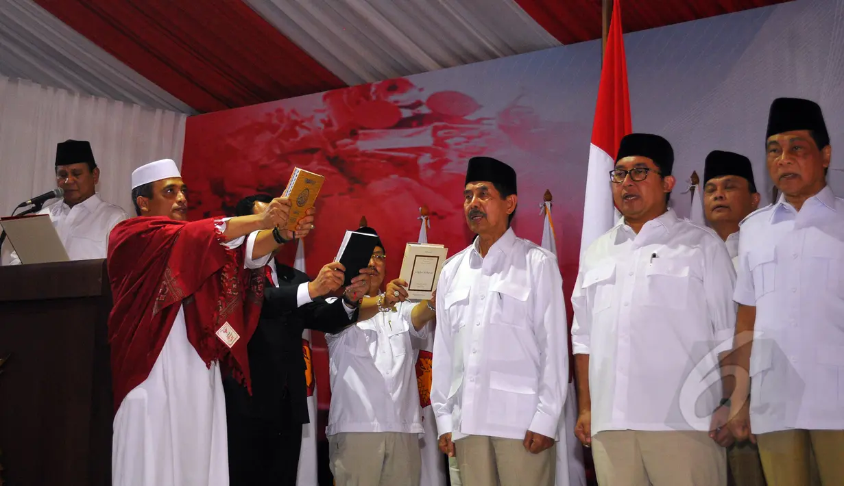 Sejumlah pengurus pusat Gerindra mengucapkan sumpah saat acara pelantikan pengurus pusat Partai Gerindra di kantor DPP Partai Gerindra, Jakarta, Rabu (8/4/2015). (Liputan6.com/Yoppy Renato)
