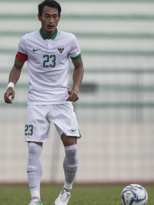 Terlibat kericuhan dengan pemain Kamboja, Hansamu Yama menerima kartu kuning pada menit ke-90, (24/8/2017). Indonesia menang 2-0.  (Bola.com/Vitalis Yogi Trisna)