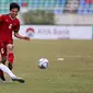 Pemain Timnas Indonesia U-19, Muhammad Iqbal, dihadang pemain Vietnam pada laga AFF U-18 di Stadion Thuwunna, Yangon, Senin (11/9/2017). Indonesia kalah 0-3 dari Vietnam. (Liputan6.com/Yoppy Renato)