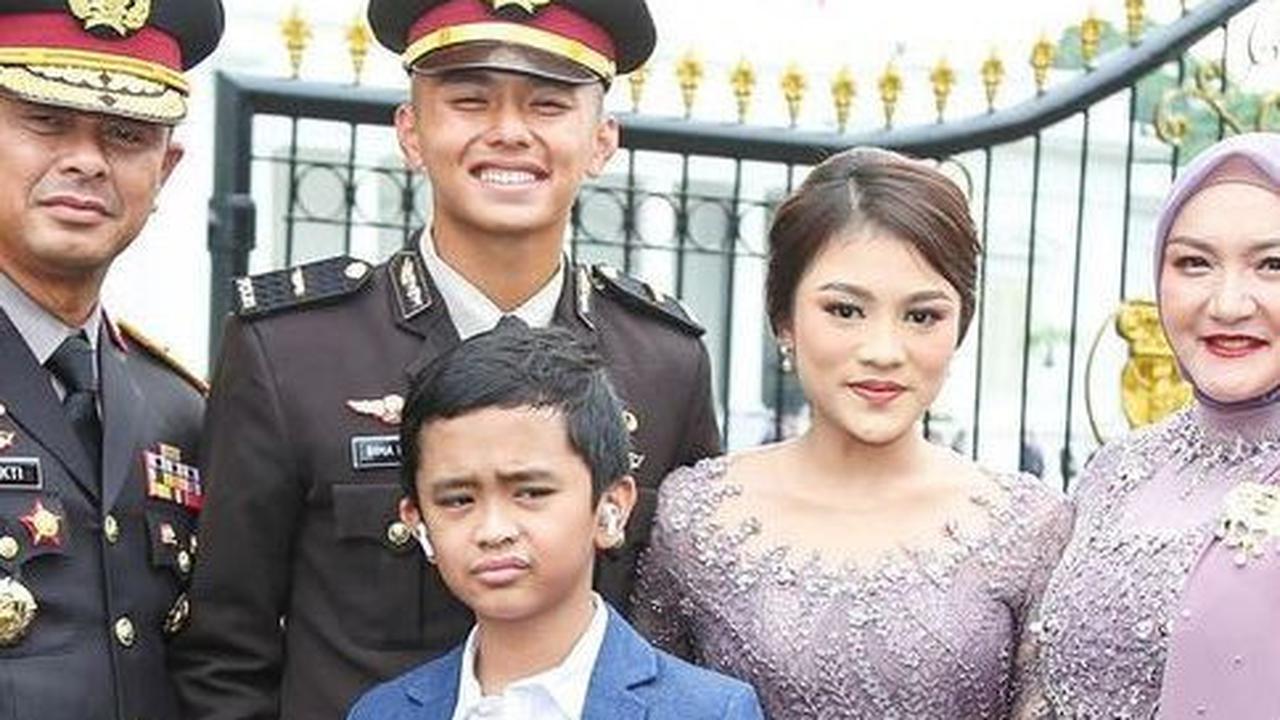 Pada foto itu terlihat keluarganya hadir. Kemudian terlihat sang ayah dengan gagah berseragam polisi berpose di sampingnya.
