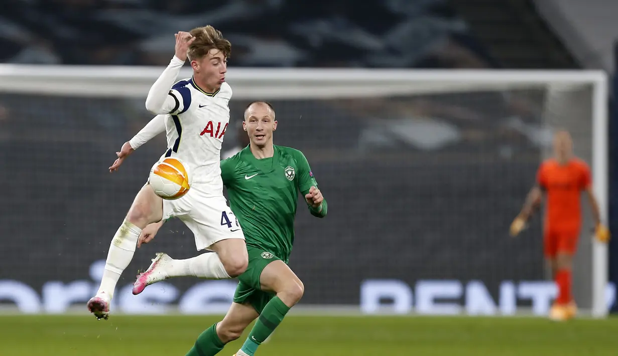 Gelandang Tottenham, Jack Clarke, berusaha mengontrol bola saat menghadapi Ludogorets pada laga lanjutan Grup J Liga Europa di Tottenham Hotspur Stadium, Jumat (27/11/2020) dini hari WIB. Tottenham menang 4-0 atas Ludogorets. (AFP/Ian Kington/pool)