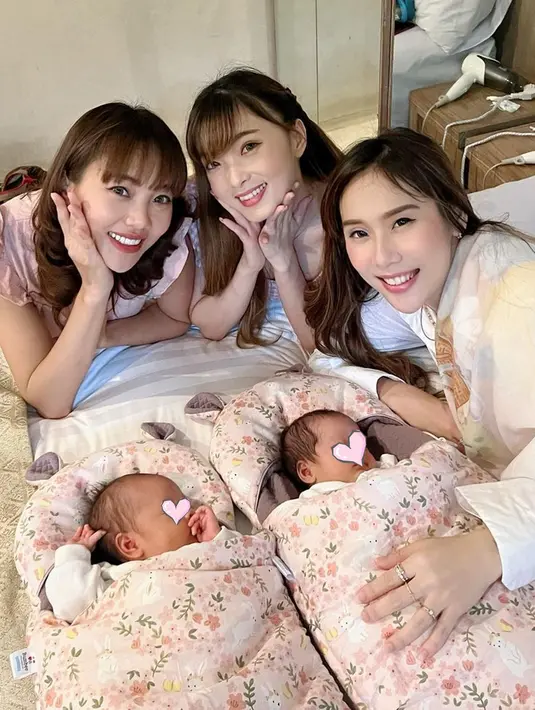 Foto bareng Baby Twins, Anisa Rahma ungkap jika Cherly Juno sudah bisa membedakan Baby Alma dan Baby Alsha. Selama acara akikah anteng dan tidak rewel, tamu undangan yang hadir gemas melihat anak kembar Anisa dan Anandito ini. Pamer senyuman manis, senyum Steffy, Angel dan Cherly disebut mirip. (Liputan6.com/IG/@ steffy_ai)