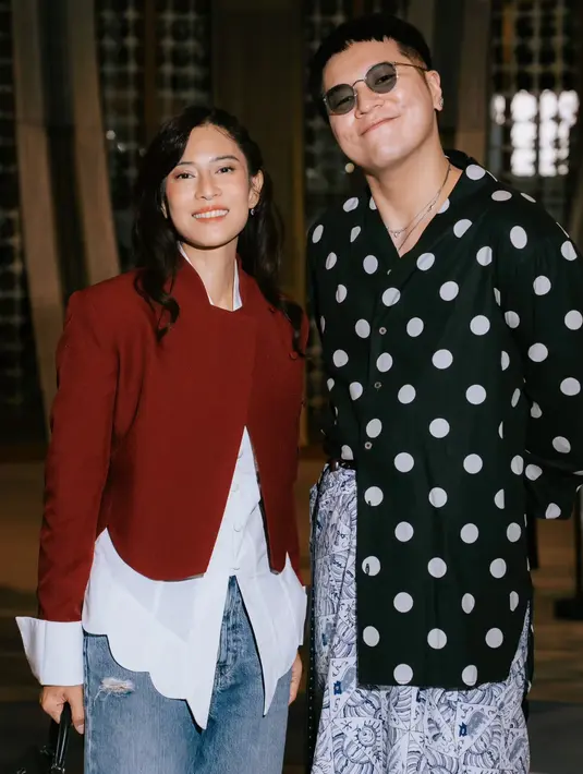 Dian Sastrowardoyo tak ragu padukan kebaya kartini dengan scallop cut dan cropped beskap merah. Hasil penataan fashion stylist ternama Hagai Pakan [@therealdisastr]