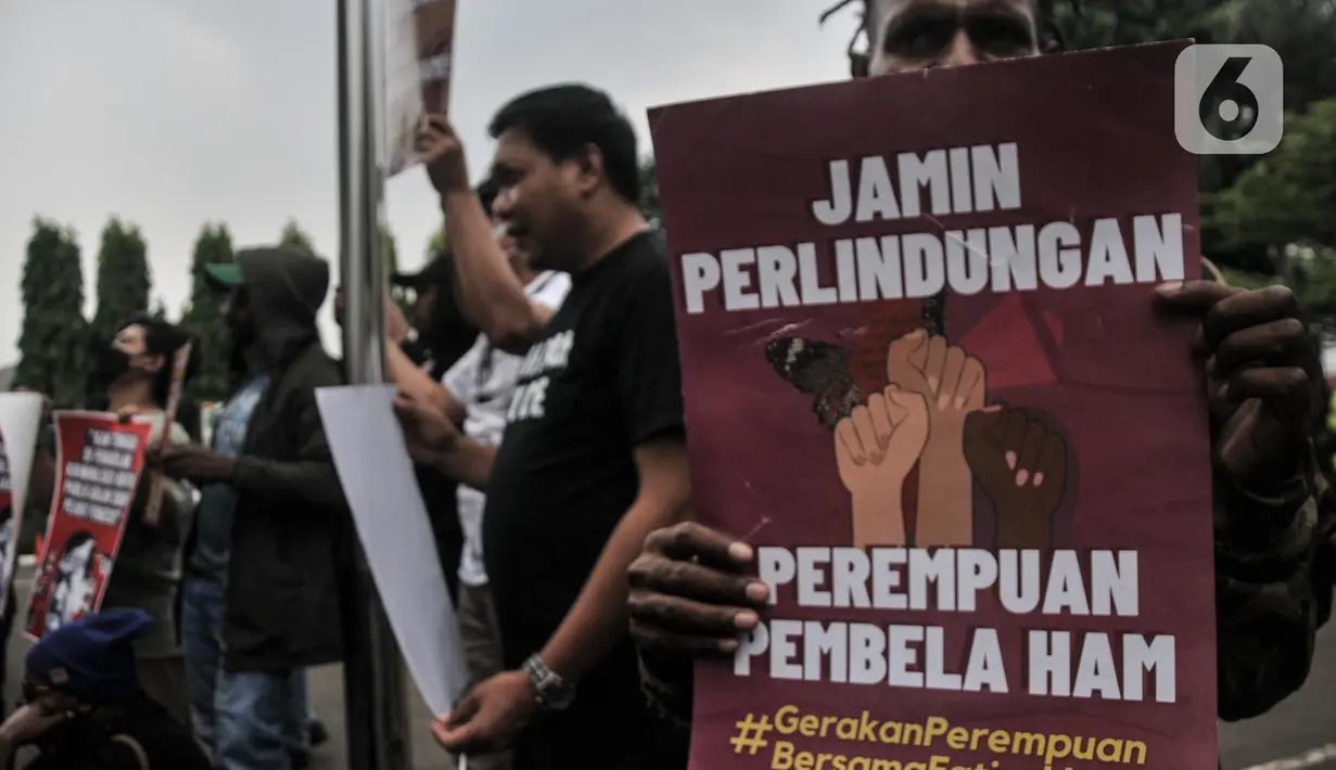 Massa gabungan dari berbagai lini tersebut menuntut pembebasan Haris dan Fatia atas dakwaan pencemaran nama baik terhadap Menko Kemaritiman dan Investasi Luhut Binsar Pandjaitan. (merdeka.com/Iqbal S. Nugroho)