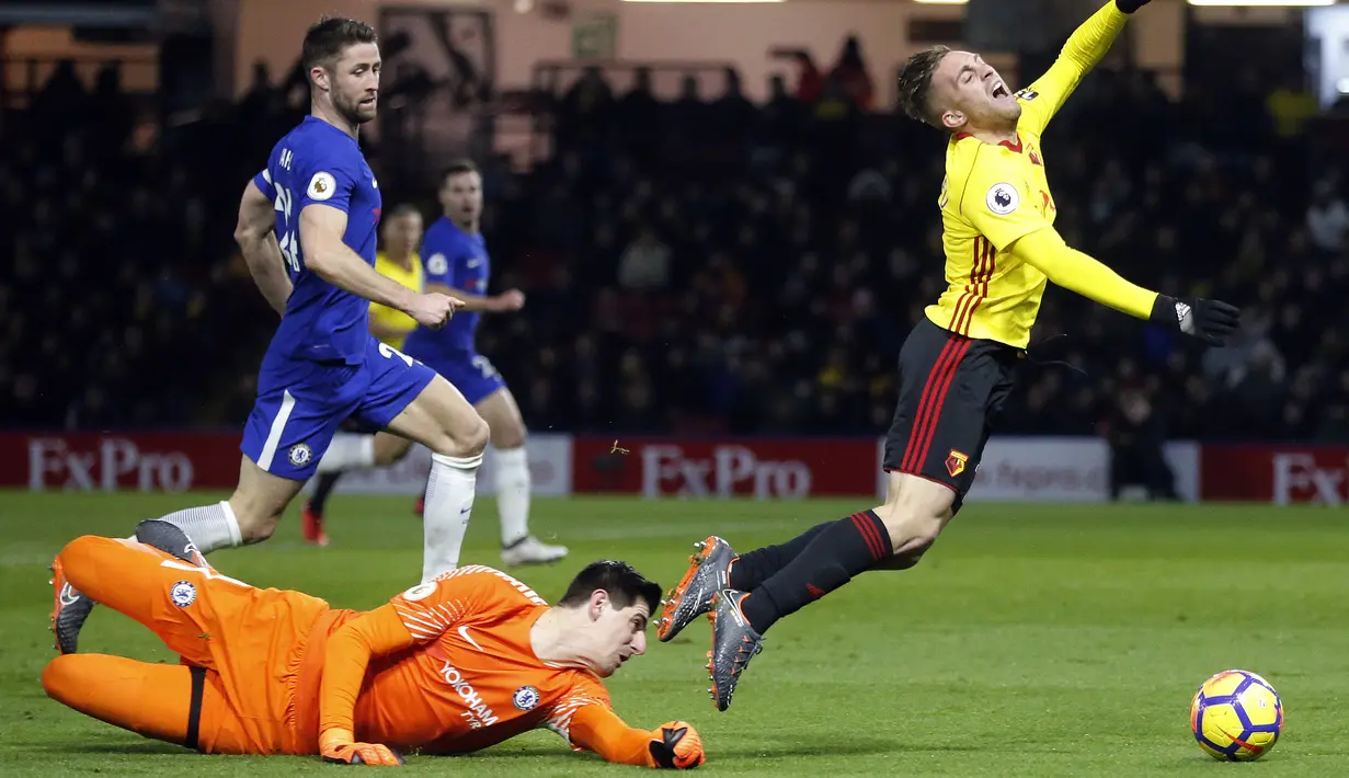 Pemain Watford, Gerard Deulofeu (kanan) diadang kiper Chelsea, Thibaut Courtois pada lanjutan Premier League di Vicarage Road stadium, London, (5/2/2018). Chelsea kalah 1-4. (AP/Frank Augstein)