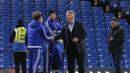 Pelatih Chelsea,  Guus Hiddink (kanan) bersalaman dengan staff operasional Chelsea usai menang lawan Sunderland di Stadion Stamford Bridge, London, Sabtu (19/12/2015).  (AFP Photo/Ian Kington)