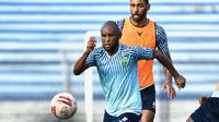 Zah Rahan berlatih bersama skuat Persela Lamongan di Stadion Surajaya, Lamongan, Rabu (17/3/2021) sore. (Bola.com/Aditya Wany)
