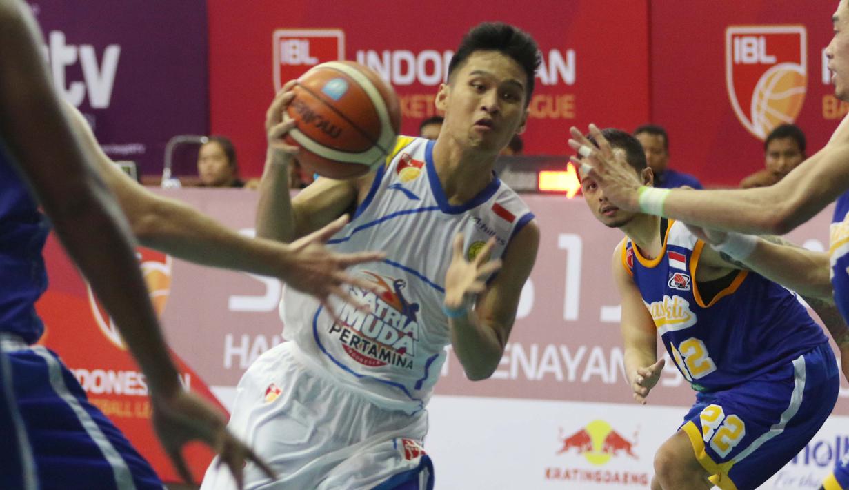 Pemain Satria Muda, Yosua (tengah) saat melewati hadangan pemain Bimasakti pada laga IBL Reguler Season di Hall A Senayan, Jakarta, Senin (11/1/2016). Satria Muda menang 55-33. (Bola.com/Nicklas Hanoatubun)