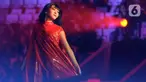 Penyanyi sekaligus pencipta lagu, Isyana Sarasvati saat tampil dalam konser tunggalnya di Istora Gelora Bung Karno, Senayan, Jakarta, Sabtu (16/11/2024) malam. (Liputan6.com/Herman Zakharia)