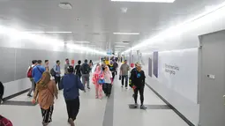 Warga melintas di stasiun MRT Bundaran HI, Jakarta, Selasa (19/2). Stasiun Lebak Bulus memiliki konsep Green Valley, stasiun Haji Nawi dengan konsep Betawi Culture dan stasiun Bundaran HI yang berkonsep International Style. (Liputan6.com/Angga Yuniar)