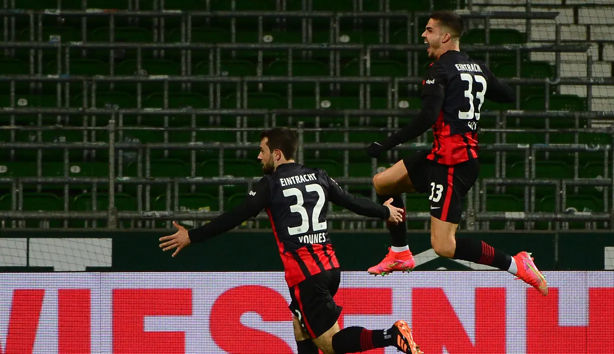 Striker Eintracht Frankfurt, Andre Silva (kanan) bersama Amin Younes merayakan gol yang dicetaknya ke gawang Werder Bremen dalam laga lanjutan Liga Jerman 2020/21 pekan ke-23 di Weserstadion, Bremen, Jumat (26/2/2021). Eintracht Frankfurt kalah 1-2 dari Werder Bremen. (AFP/Patrik Stollarz/Pool)