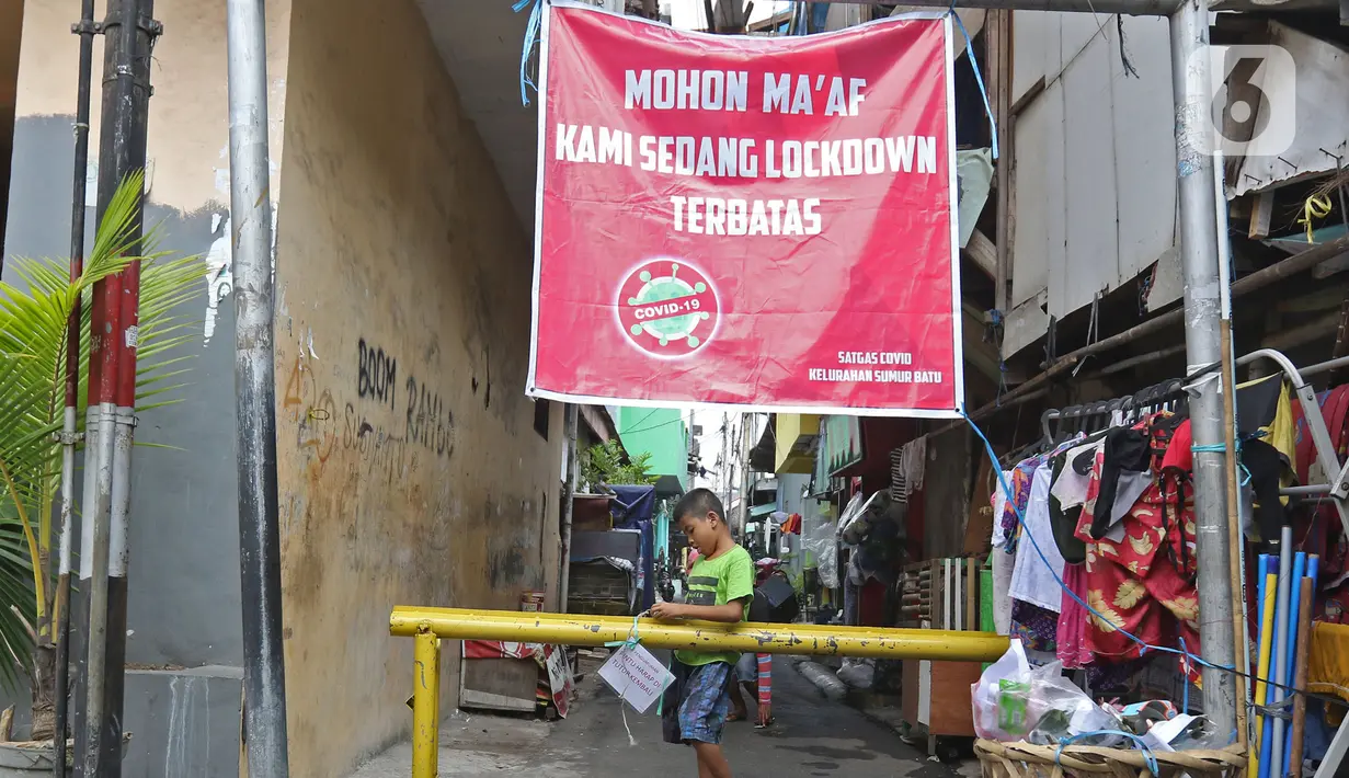 Spanduk pemberitahuan lockdown terbatas terpasang pada gang ​di kawasan Intan Berduri, Sumur Batu, Jakarta, Rabu (9/06/2021). Kelurahan Sumur Batu memberlakukan mikro lockdown di RT 1, RT 2 dan RT di RW 03 setelah 34 warga positif COVID-19. (Liputan6.com/Herman Zakharia)