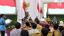 Presiden Joko Widodo mendengarkan salah satu Peserta Kongres Indonesia Millenial Movement Tahun 2018 membacakan deklarasi yang terdiri atas 6 butir di Istana Bogor, Jawa Barat, Senin (12/11). (Liputan6.com/Pool/Laily Rachev-Biro Pers Setpres)