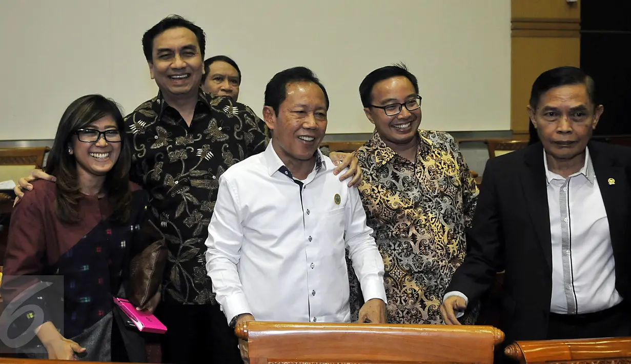 Kepala BIN, Sutiyoso (tengah) foto bersama anggota Komisi I usai mengikuti Rapat Kerja di Kompleks Parlemen, Senayan, Jakarta, Senin (29/2/2016). Rapat tersebut membahas Program Kerja BIN tahun 2016 serta Isu-isu Aktual. (Liputan6.com/JohanTallo)