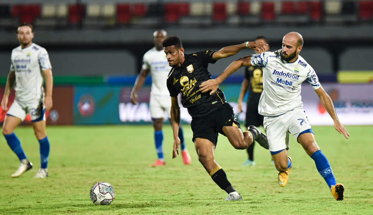 Ricky Kambuaya mencetak gol lewat aksi individu melewati Marc Klok, Nick Kuipers, hingga Henhen. Dia pun masuk kotak penalti dan melepas tembakan mendatar yang gagal dibendung. (Dok. Persib)