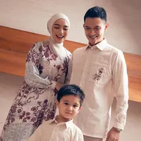 Tampil kompak tanpa kesan berlebih, salah satunya bisa tiru looks keluarga Citra Kirana berikut ini. Sementara Citra Kirana mengenakan dress full motif, Rezky dan Athar mengenakan kemeja dengan sedikit sentuhan aksen motif yang sama dengan Citra. [@citraciki].