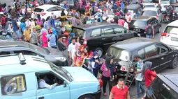 Sejumlah pejalan kaki berjalan di Tanah Abang Jakarta, Sabtu (25/6). Kemacetan tersebut terjadi akibat banyaknya masyarakat yang ingin berbelanja di pasar Tanah Abang untuk memenuhi kebutuhan Idul Fitri. (Liputan6.com/Angga Yuniar)