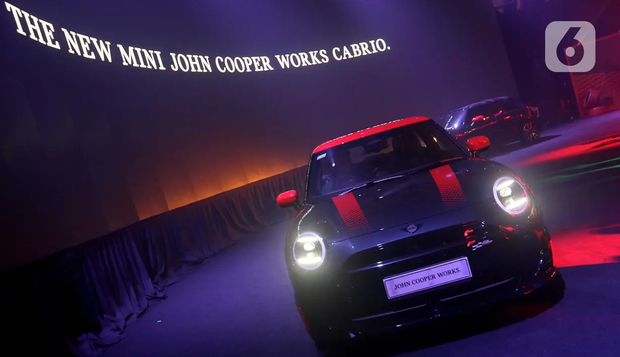 Tampilan mobil model terbaru MINI John Cooper Works (JCW) dipamerkan saat peluncuran di Jakarta, Jumat (23/5/2025). (Liputan6.com/Herman Zakharia)
