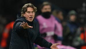 Pelatih Tottenham, Thomas Frank, memberikan instruksi dari pinggir lapangan saat timnya menghadapi PSG pada laga Liga Champions di Paris. (AP Photo/Christophe Ena)