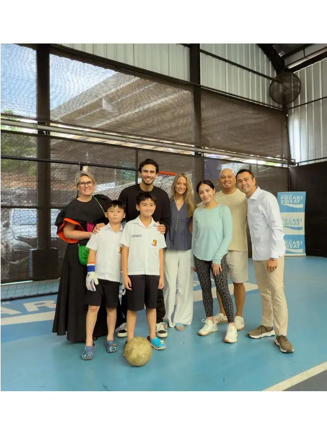 6 Potret Nathan Tjoe-A-On di Rumah Raffi Ahmad, Main Futsal hingga Coba Nasi Liwet