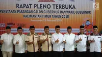 Empat pasang calon gubernur (cagub) dan calon wakil gubernur (cawagub) Kalimantan Timur berpose usai resmi ditetapkan oleh KPU Kaltim di Samarinda, Senin (12/2). Keempat pasangan akan bersaing di Pilkada Kaltim 2018. (Liputan6.com/Maulana)