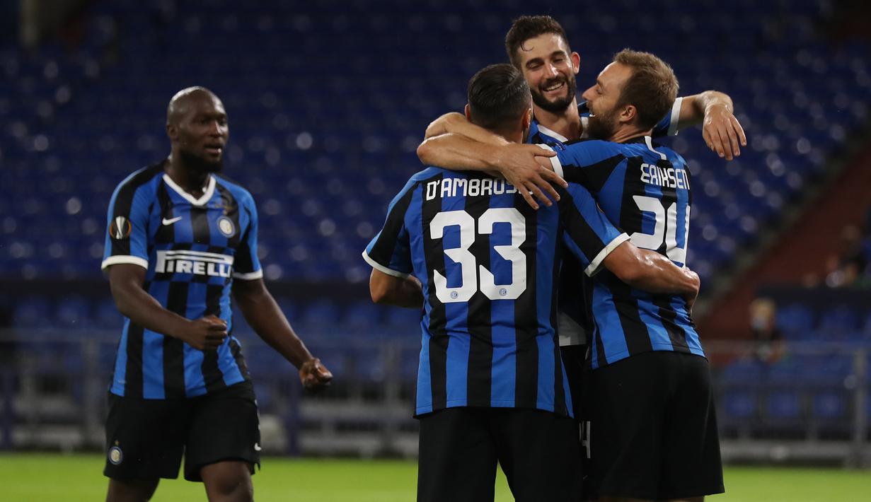 Pemain Inter Milan merayakan gol yang dicetak Christian Eriksen ke gawang Getafe pada laga 16 besar Liga Europa 2019/2020 di Veltins Arena, Kamis (6/8/2020) dini hari WIB. Inter Milan menang 2-0 atas Getafe. (AFP/Lars Baron/various sources)