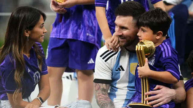 Foto: Kemesraan Lionel Messi Bersama Keluarganya saat Rayakan Gelar Juara Piala Dunia 2022